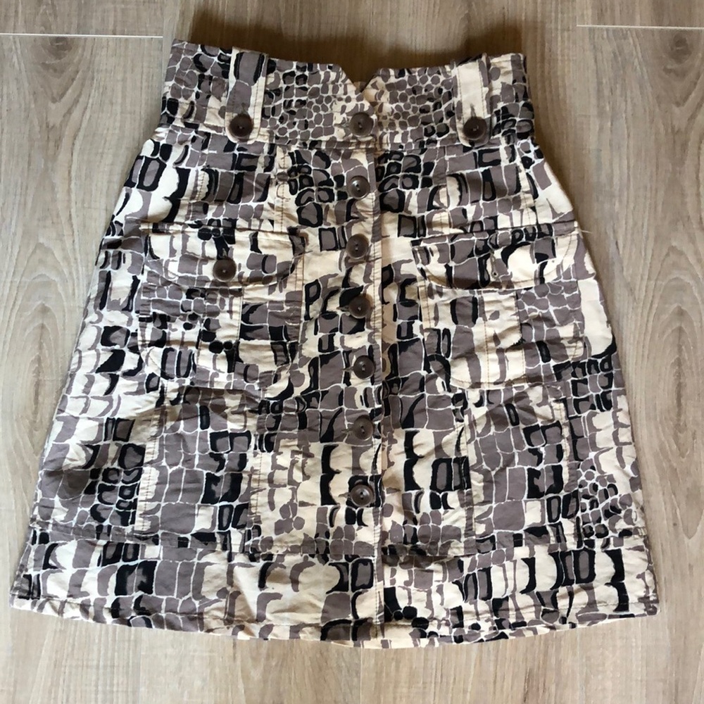 Front button skirt